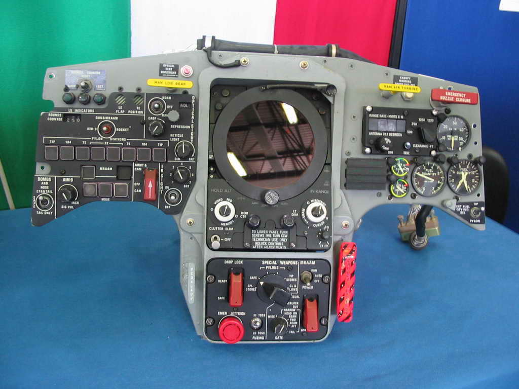 201182121358_f-104%20cockpit.jpg